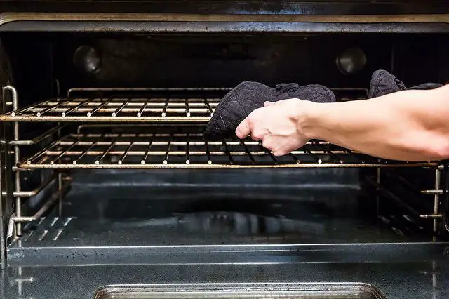 How to Clean Oven Racks